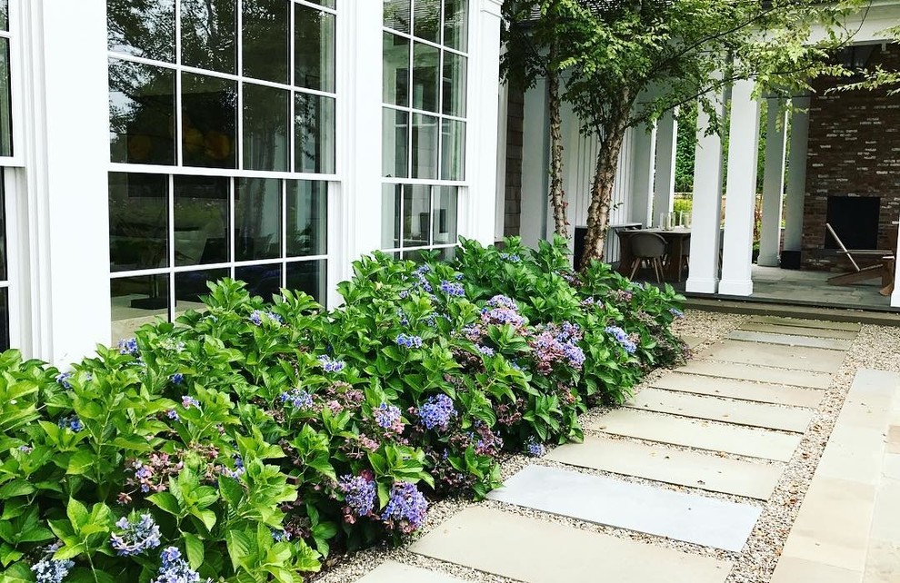 Geometrischer, Großer, Halbschattiger Klassischer Gartenkamin im Sommer, hinter dem Haus mit Betonboden in New York