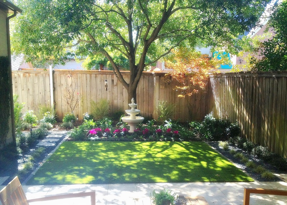 Imagen de jardín tradicional pequeño en patio trasero con jardín francés, exposición reducida al sol y gravilla