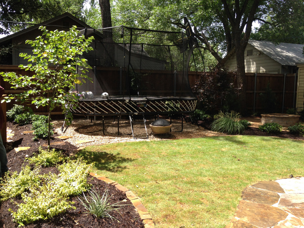 Kleiner, Halbschattiger Klassischer Garten hinter dem Haus mit Feuerstelle und Natursteinplatten in Dallas