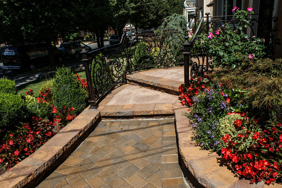 Пример оригинального дизайна: участок и сад среднего размера на переднем дворе в классическом стиле с мощением клинкерной брусчаткой