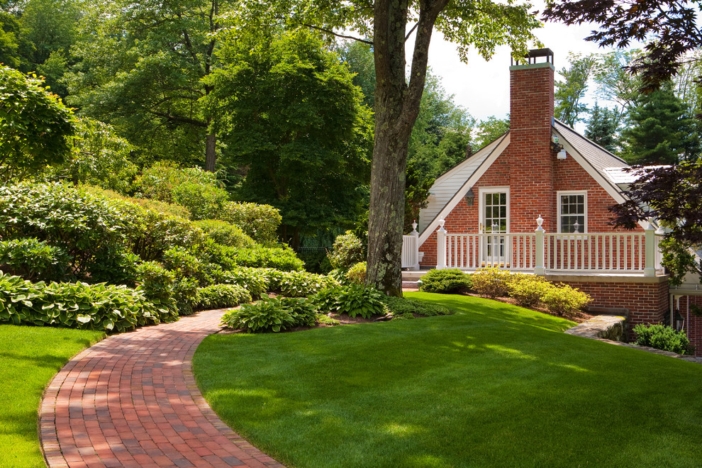 Mittelgroßer, Halbschattiger Klassischer Gartenweg neben dem Haus mit Pflastersteinen in Boston
