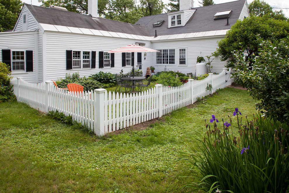 Inspiration for a farmhouse landscaping in Boston.