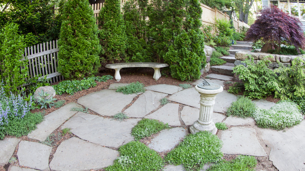 Foto de jardín tradicional de tamaño medio en verano en patio lateral con exposición total al sol y adoquines de piedra natural