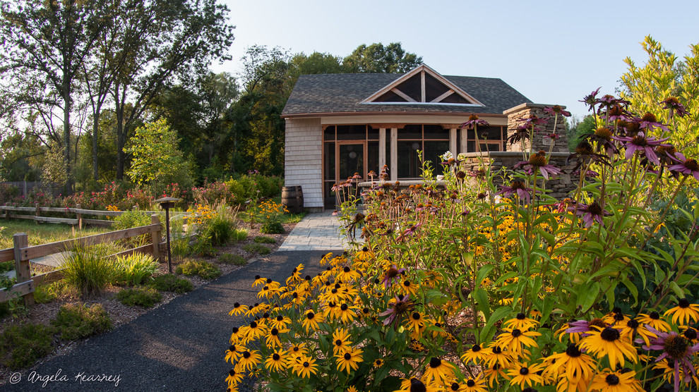 Kleiner Rustikaler Garten im Sommer, hinter dem Haus mit direkter Sonneneinstrahlung und Betonboden in Boston
