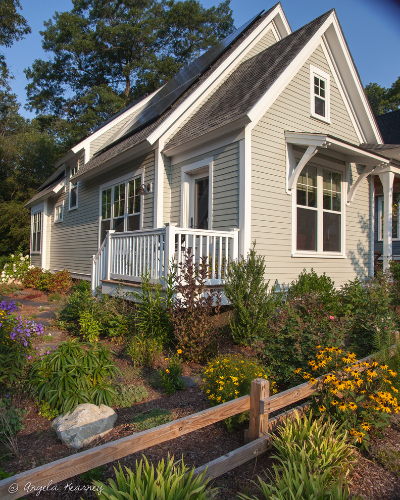 Diseño de jardín de estilo americano pequeño en verano en patio delantero con exposición total al sol y adoquines de piedra natural