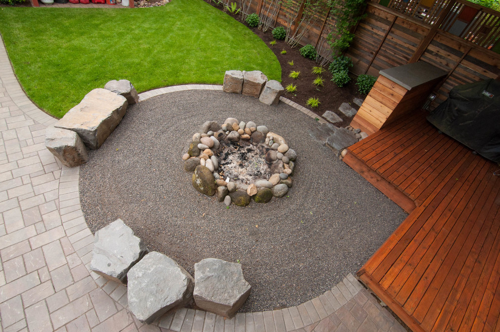 Kleiner Stilmix Garten hinter dem Haus mit Feuerstelle und Natursteinplatten in Portland