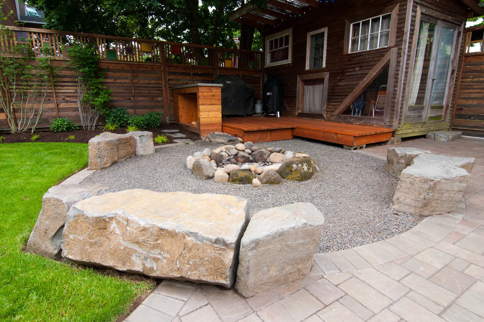 Diseño de jardín bohemio pequeño en patio trasero con brasero y adoquines de piedra natural