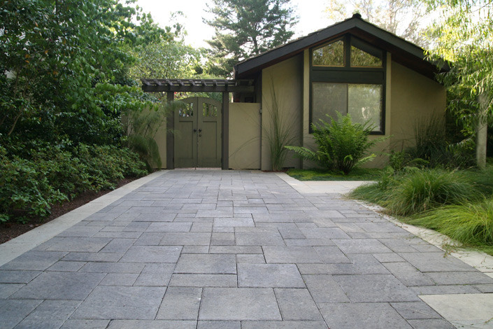 Idee per un vialetto d'ingresso classico esposto in pieno sole di medie dimensioni e davanti casa in primavera con pavimentazioni in cemento e un ingresso o sentiero