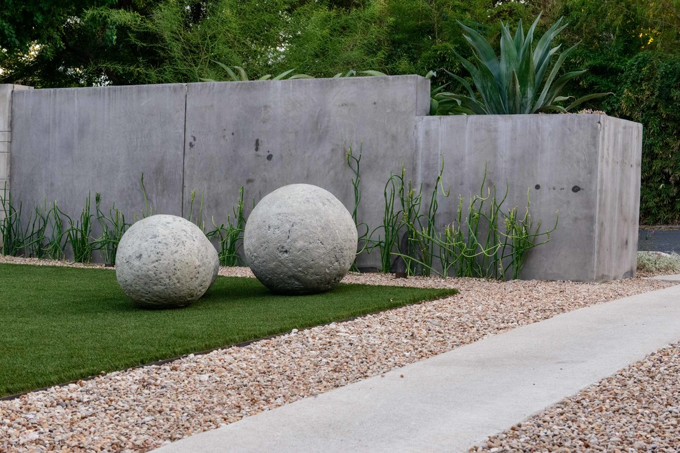 Photo of a mid-sized modern full sun and privacy front yard gravel formal garden in Austin for spring.