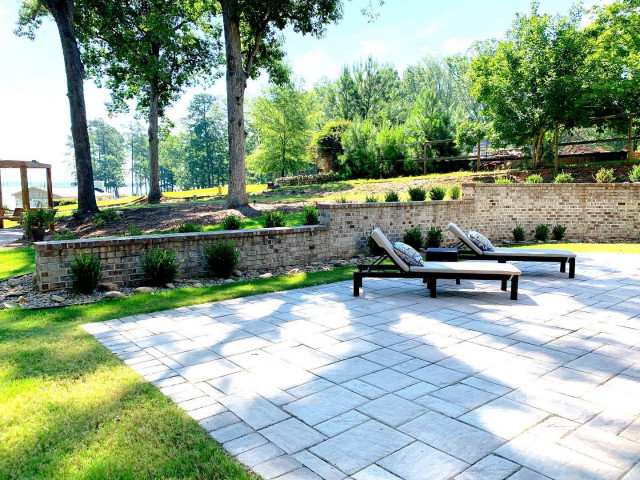 Concrete Patio with Brick Retaining Wall - Jardín - Otras zonas - de ...