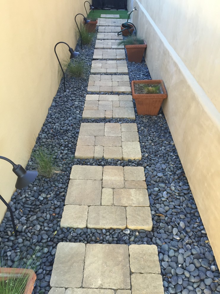 Photo of a traditional drought-tolerant side yard concrete paver garden path in San Diego.