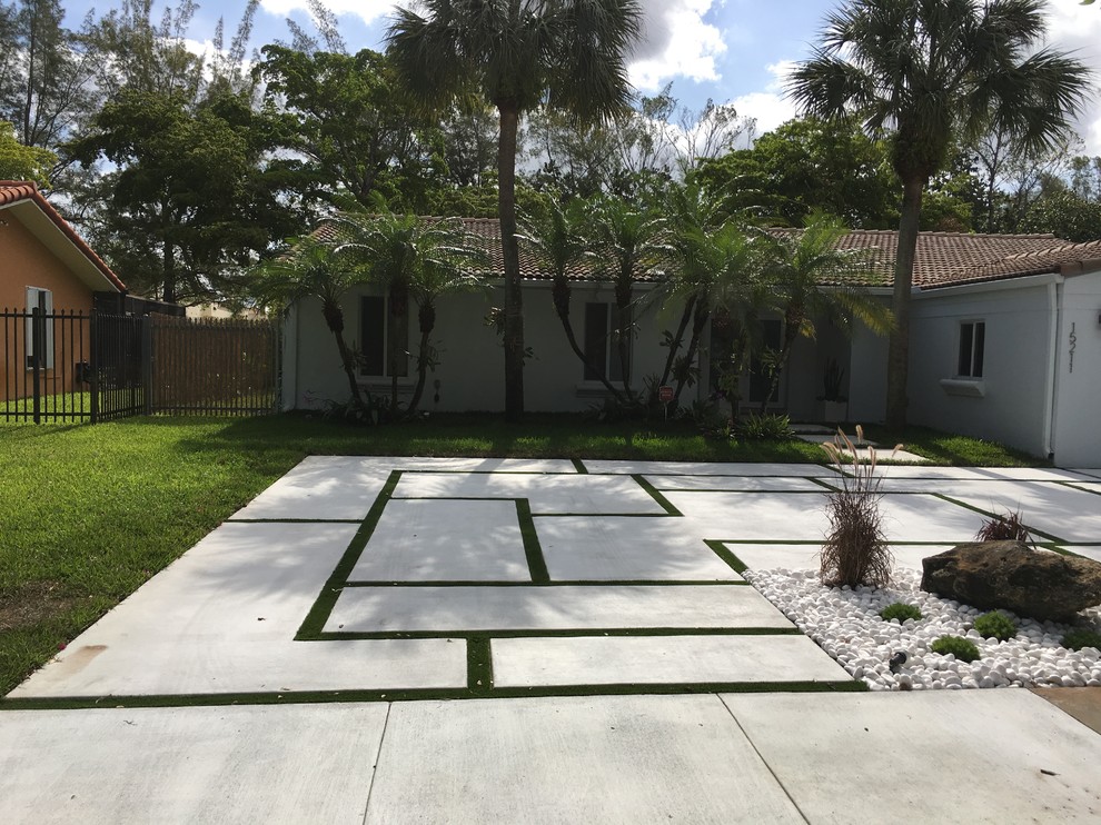 Mittelgroßer, Halbschattiger Moderner Vorgarten mit Auffahrt und Betonboden in Miami