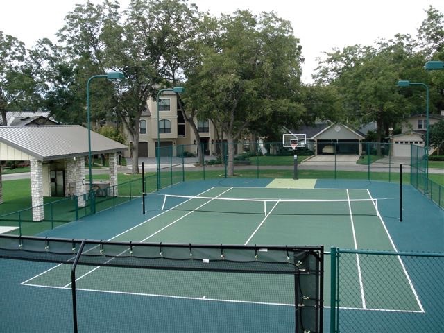 На фото: большая спортивная площадка на заднем дворе в стиле модернизм с детским городком и полуденной тенью