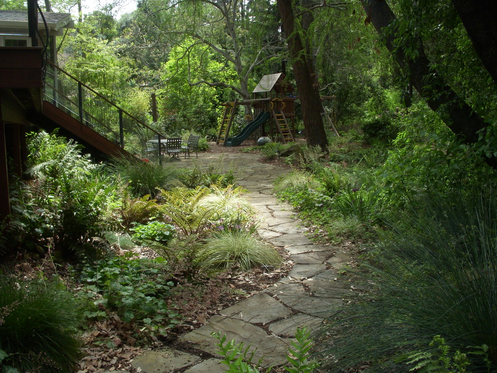 Aménagement d'un aire de jeux d'extérieur arrière montagne de taille moyenne avec une exposition ombragée et des pavés en pierre naturelle.