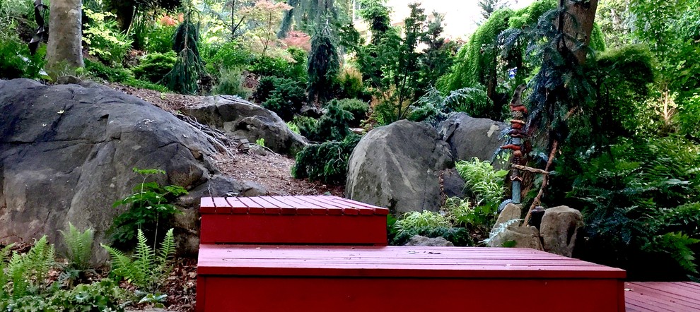 На фото: участок и сад на склоне в восточном стиле с полуденной тенью и мульчированием