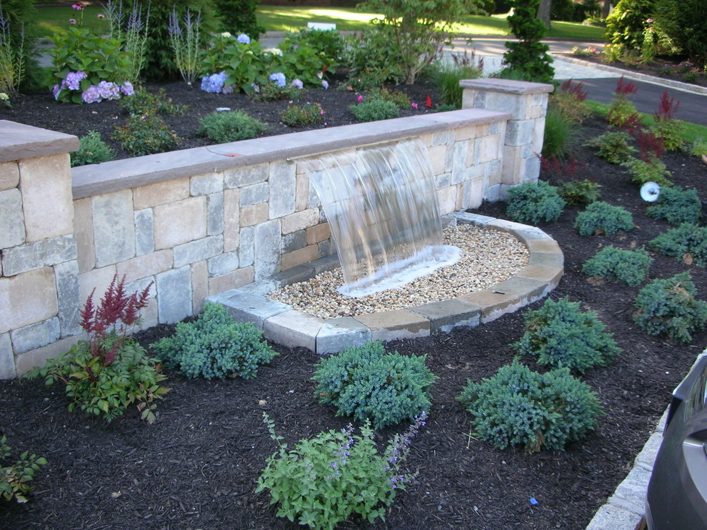 Idee per un giardino formale moderno con fontane