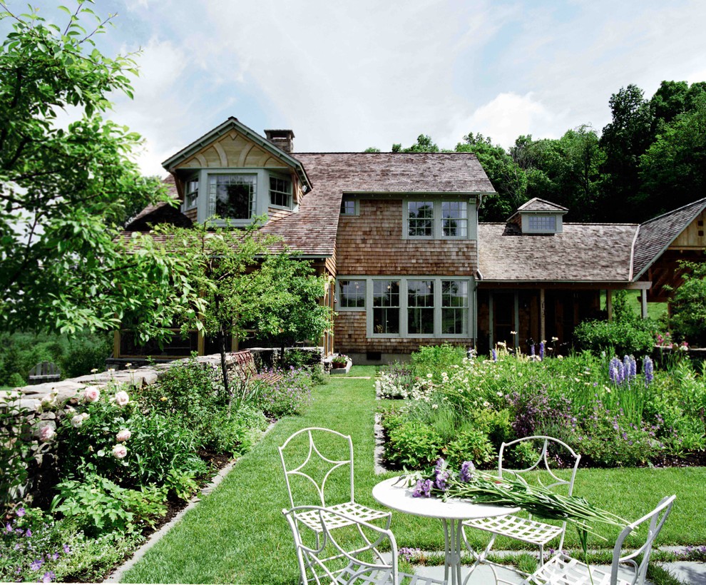 На фото: большой участок и сад на заднем дворе в классическом стиле