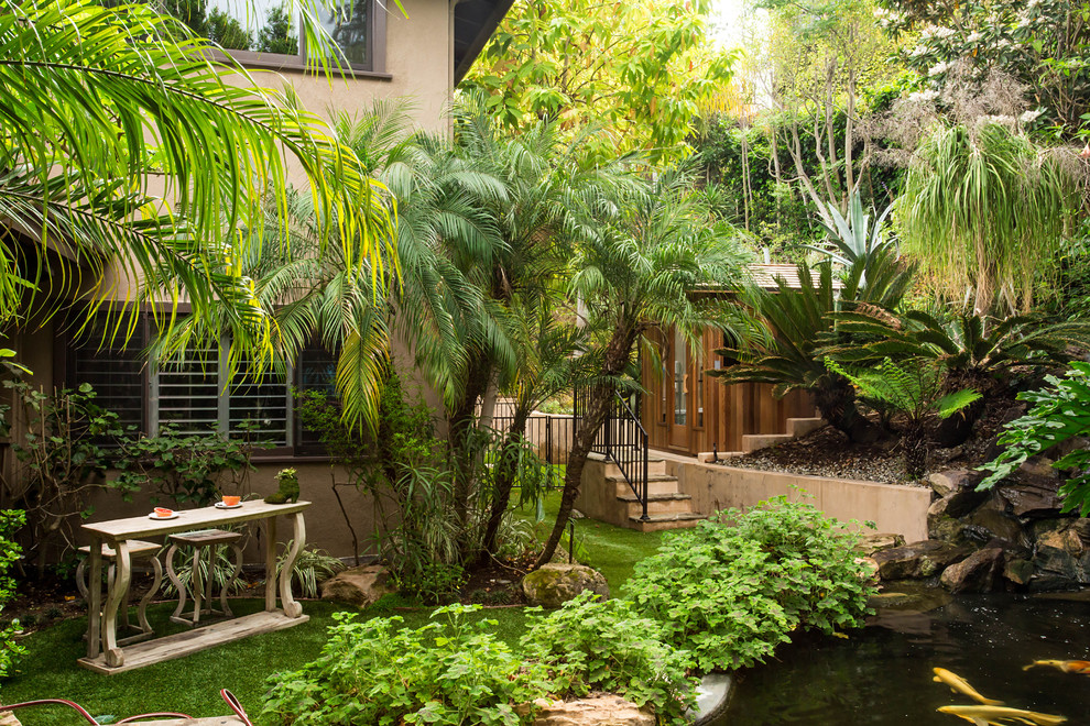Exemple d'un grand jardin arrière asiatique avec un bassin et une exposition partiellement ombragée.