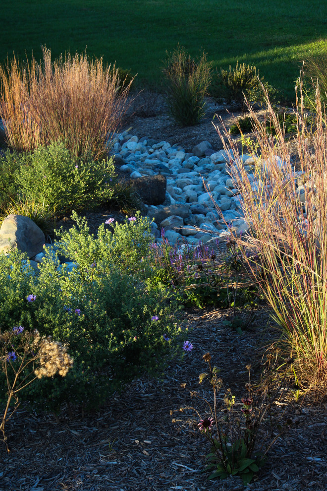 Foto de jardín tradicional renovado de tamaño medio en otoño en ladera con exposición total al sol y mantillo