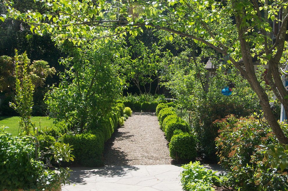 Стильный дизайн: участок и сад на заднем дворе в классическом стиле с покрытием из гравия - последний тренд