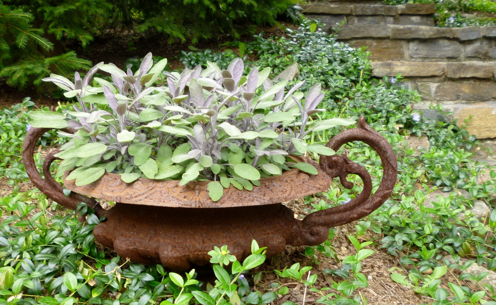 Ispirazione per un grande giardino xeriscape rustico esposto in pieno sole dietro casa in estate con un giardino in vaso e pavimentazioni in pietra naturale