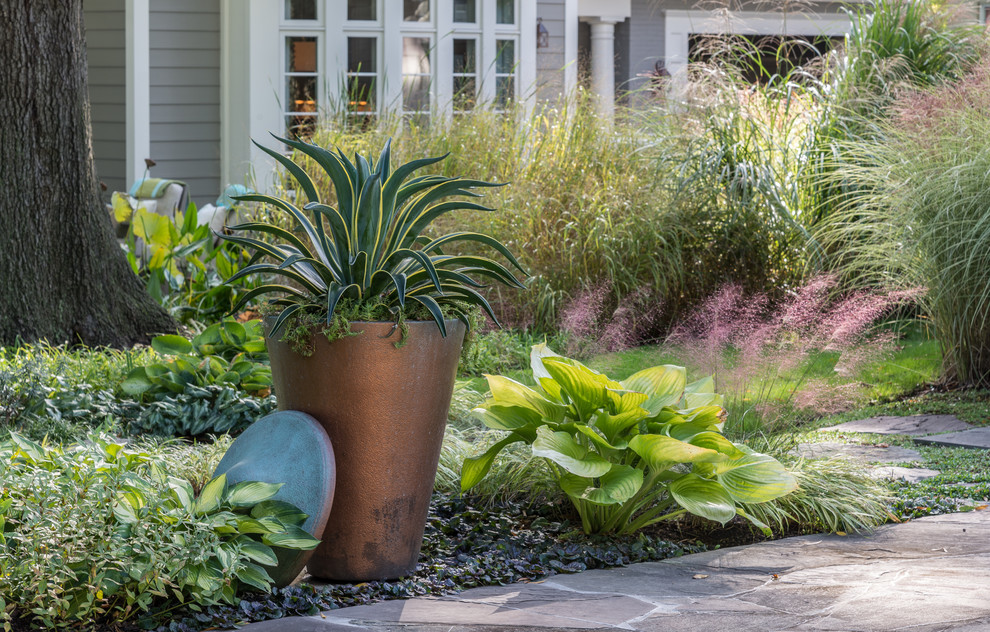 Источник вдохновения для домашнего уюта: большой летний регулярный сад на заднем дворе в современном стиле с растениями в контейнерах, полуденной тенью и покрытием из каменной брусчатки