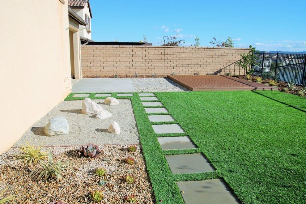 Idee per un giardino minimal esposto in pieno sole di medie dimensioni e dietro casa in primavera con pavimentazioni in cemento
