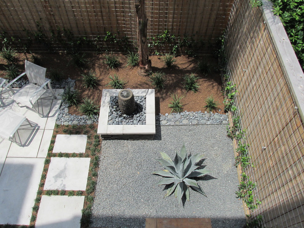 Идея дизайна: маленький участок и сад в современном стиле для на участке и в саду