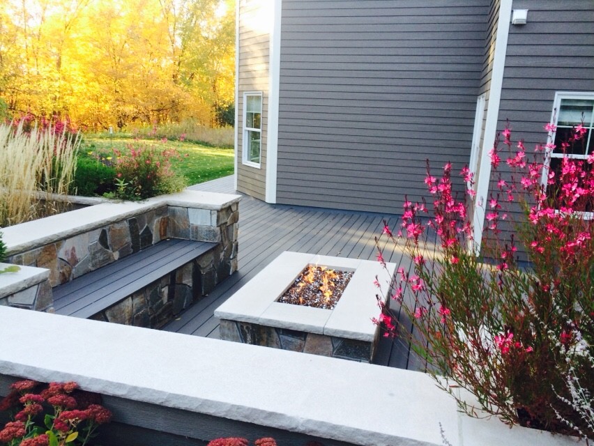 На фото: солнечный, осенний участок и сад среднего размера на заднем дворе в современном стиле с местом для костра, хорошей освещенностью и настилом