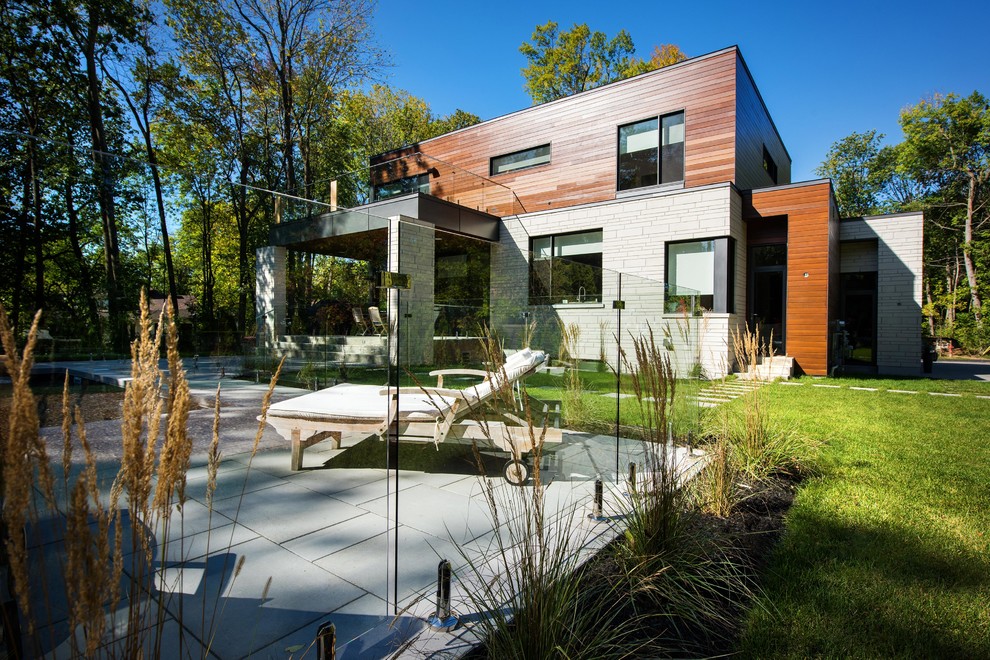Источник вдохновения для домашнего уюта: летний участок и сад на заднем дворе в современном стиле с мощением тротуарной плиткой