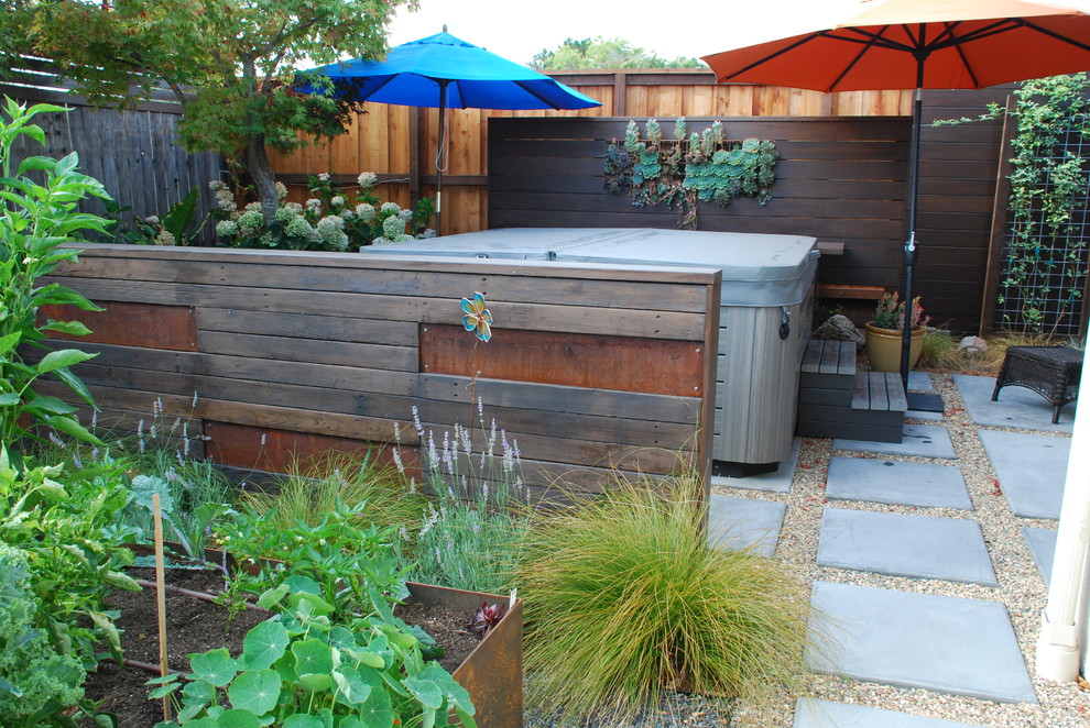 Ispirazione per un piccolo giardino xeriscape design esposto in pieno sole dietro casa con pavimentazioni in cemento
