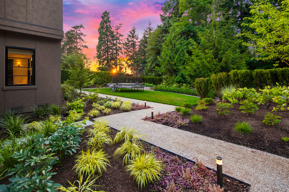 Foto di un grande giardino design esposto a mezz'ombra dietro casa in estate con pedane
