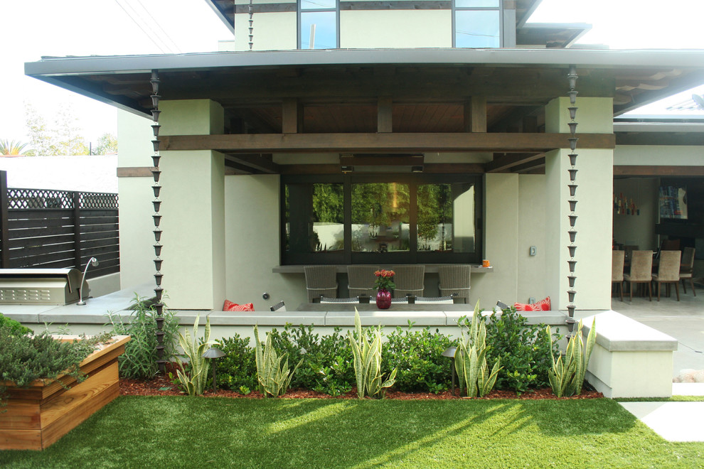 Geometrischer, Großer, Halbschattiger Moderner Garten im Sommer, hinter dem Haus mit Hochbeet und Betonboden in San Diego