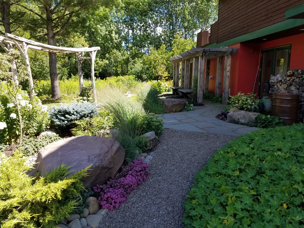Источник вдохновения для домашнего уюта: большой засухоустойчивый сад на заднем дворе в восточном стиле с садовой дорожкой или калиткой, полуденной тенью и покрытием из каменной брусчатки