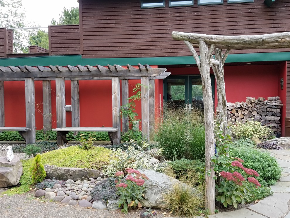 Aménagement d'un grand jardin arrière asiatique avec une exposition partiellement ombragée et des pavés en pierre naturelle.