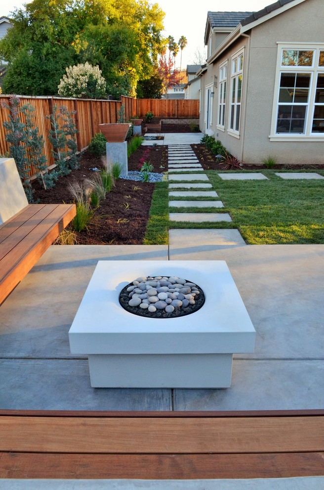 Идея дизайна: участок и сад на заднем дворе в современном стиле с местом для костра и полуденной тенью
