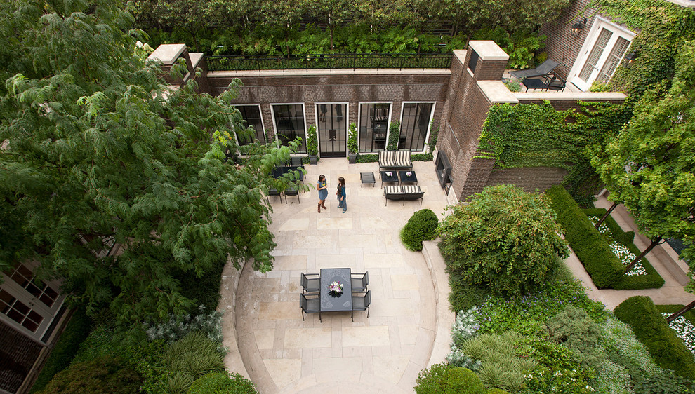 Ispirazione per un grande giardino formale minimal in cortile con un muro di contenimento