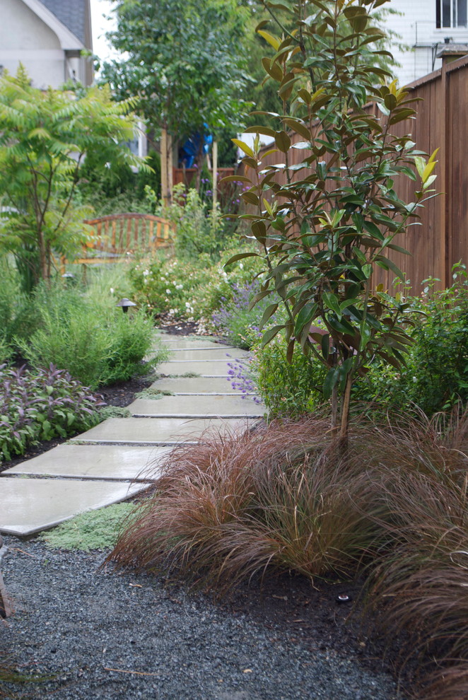 Photo of a contemporary garden in Vancouver.