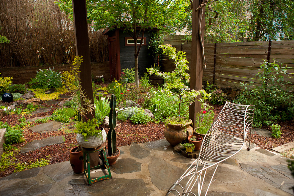Diseño de jardín de estilo zen en patio trasero con adoquines de piedra natural
