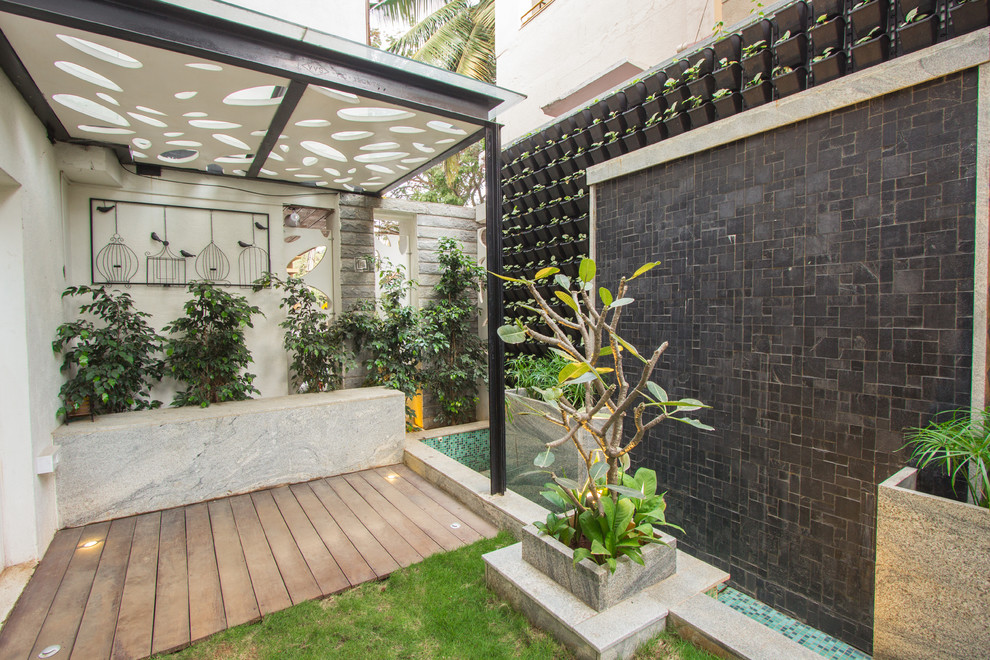 バンガロールにあるコンテンポラリースタイルのおしゃれな庭の写真