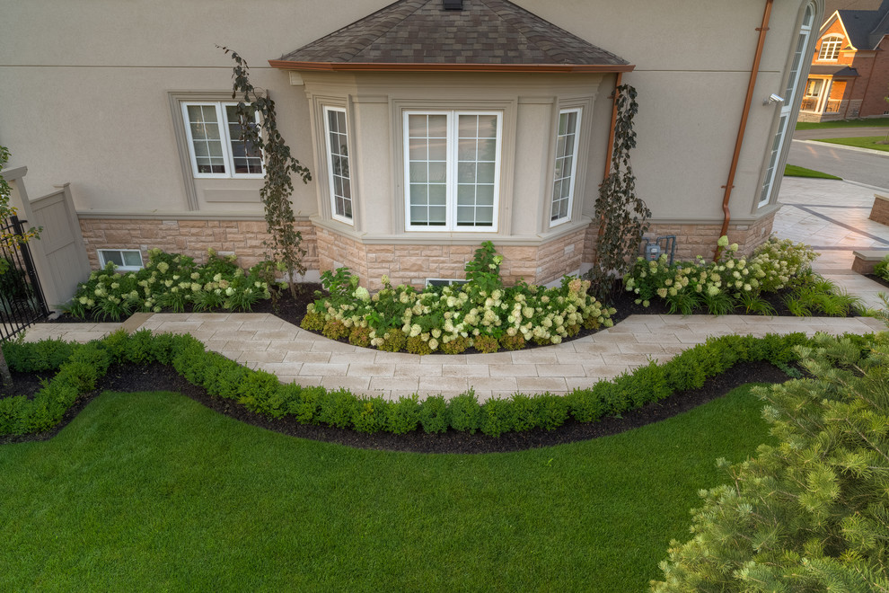 Foto di un giardino design esposto in pieno sole di medie dimensioni e davanti casa con pavimentazioni in cemento