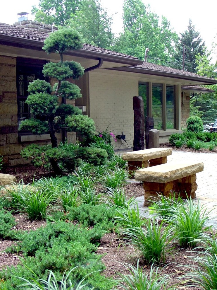 Foto di un grande giardino minimalista esposto a mezz'ombra davanti casa con un giardino in vaso e pavimentazioni in mattoni