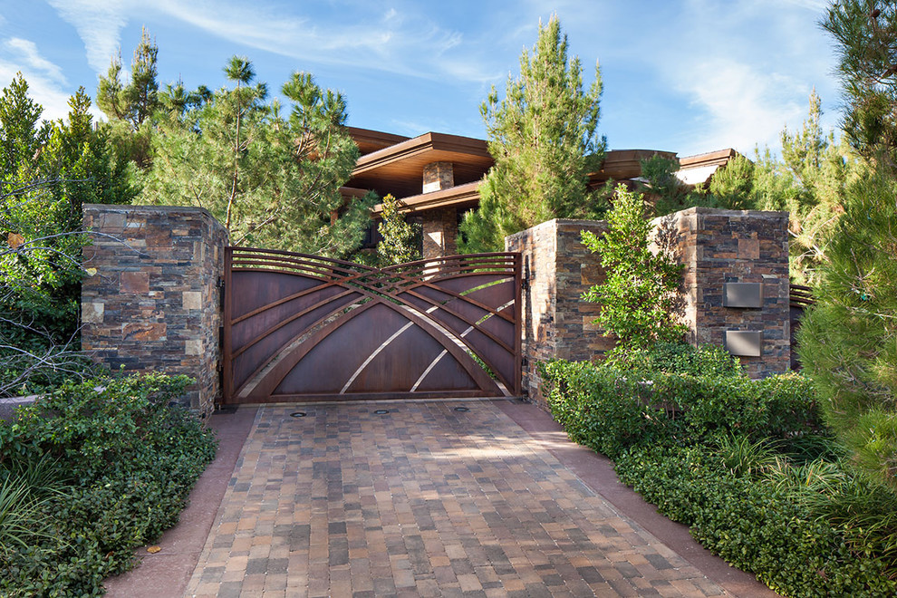 Photo of a contemporary driveway in Las Vegas.