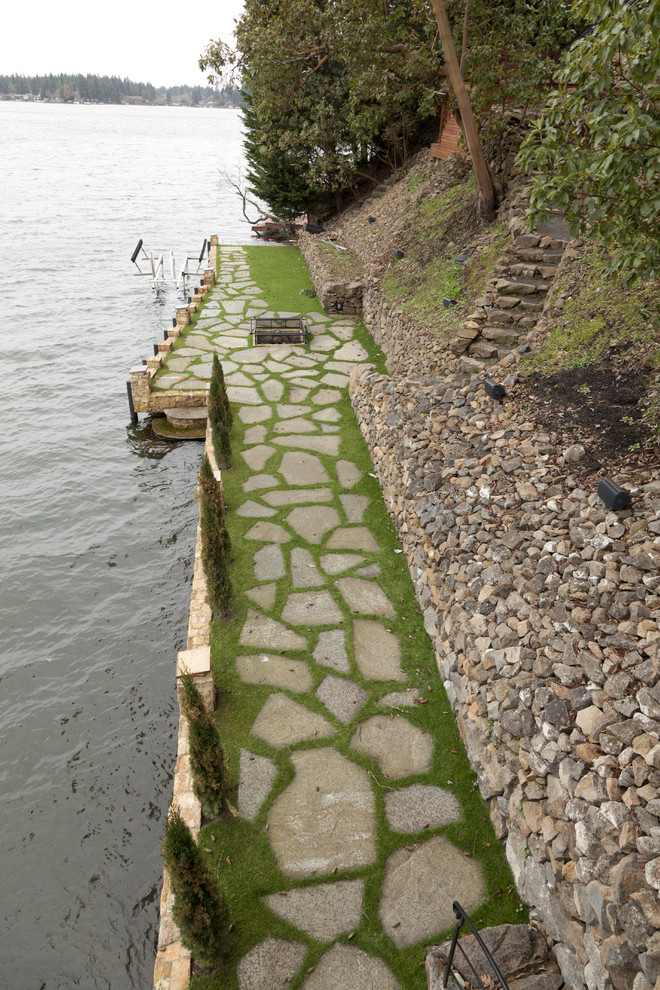 Immagine di un giardino design con pavimentazioni in pietra naturale e scale