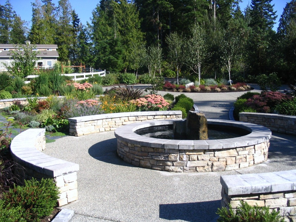 Design ideas for a farmhouse landscaping in Seattle.