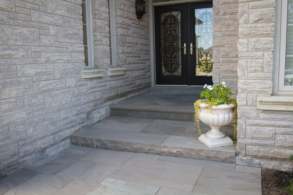 Esempio di un giardino formale design esposto in pieno sole di medie dimensioni e davanti casa in estate con un ingresso o sentiero e pavimentazioni in cemento