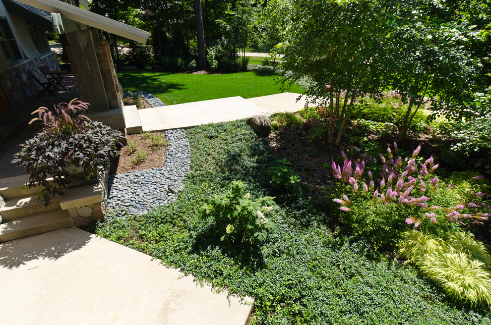 Идея дизайна: большой участок и сад на переднем дворе в стиле кантри с мощением тротуарной плиткой и садовой дорожкой или калиткой