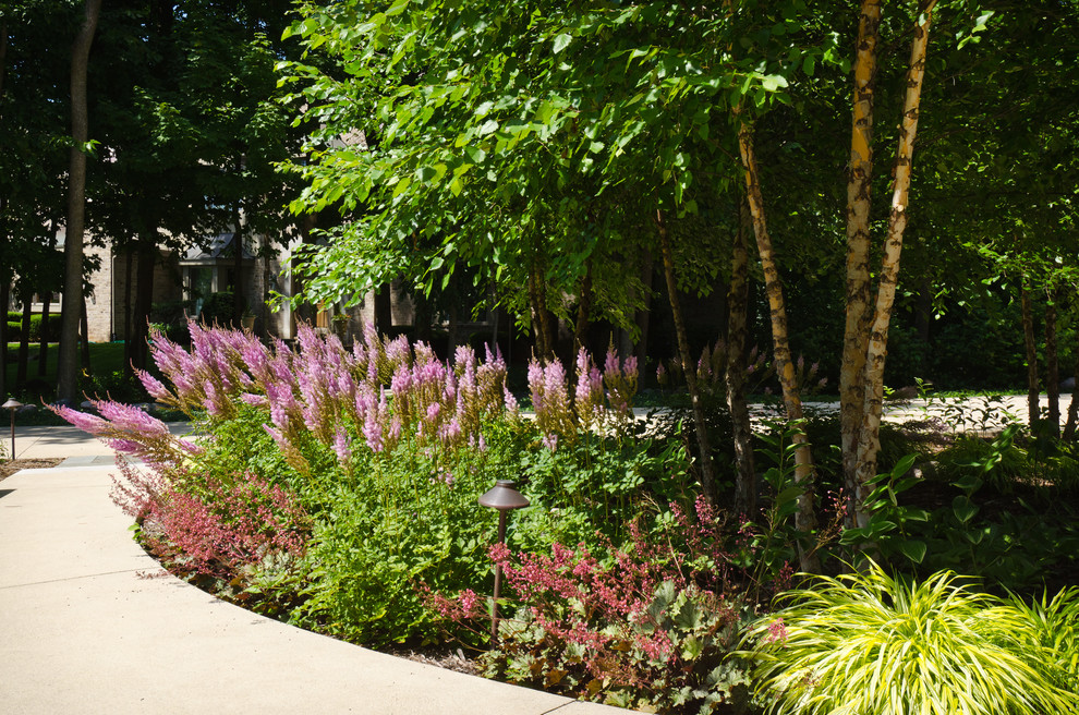 Großer Rustikaler Garten mit Betonboden in Milwaukee