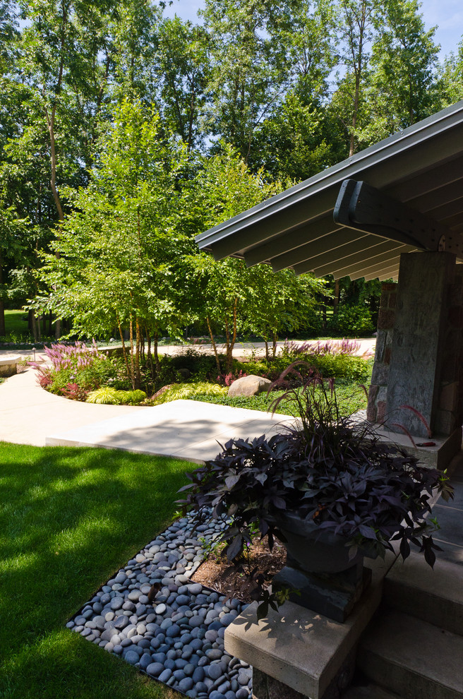 Esempio di un grande giardino american style davanti casa con ghiaia e un ingresso o sentiero