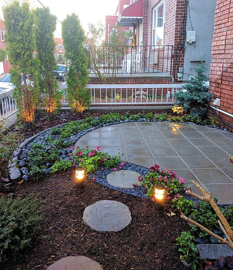 Idee per un piccolo giardino minimal davanti casa con pavimentazioni in cemento